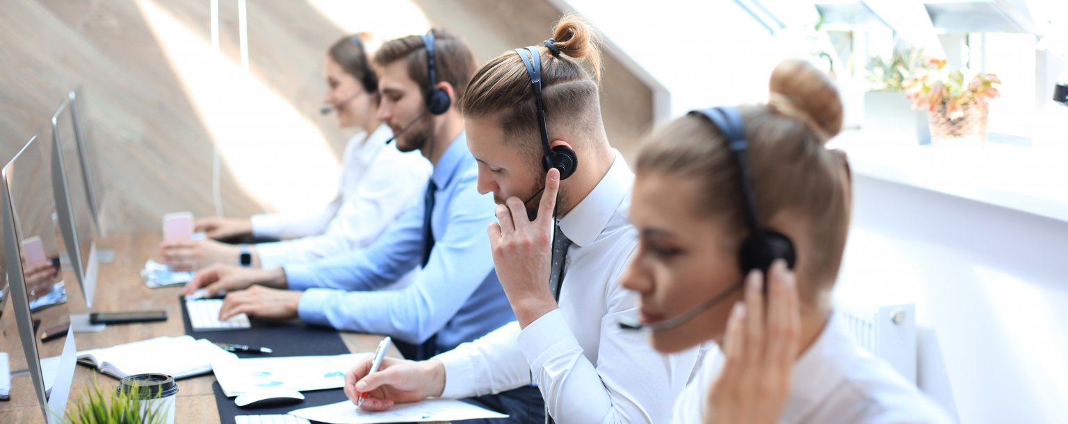 Equipo del centro de servicios con auriculares