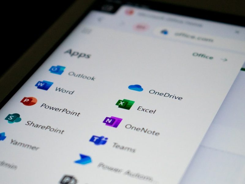 Microsoft-365-Apps mit Teams auf dem Bildschirm