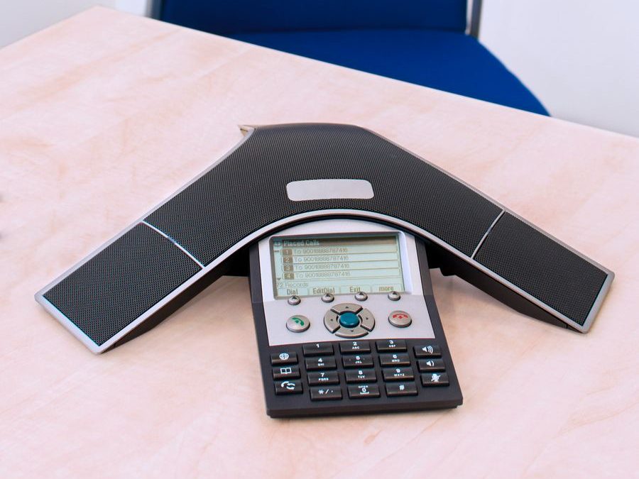 Konferenztelefon (Telko-Spinne) auf dem Meetingtisch