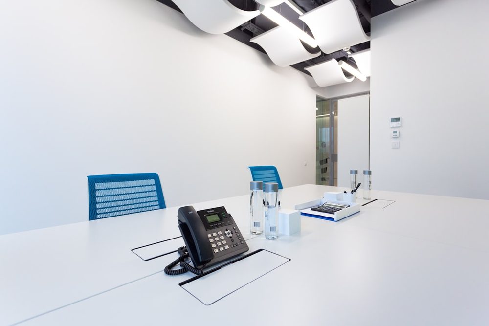 Modernes IP-Tischtelefon im Büro